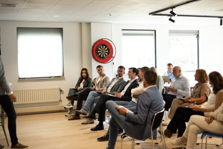 Team van de Onderwijs inkoop groep in een presentatie