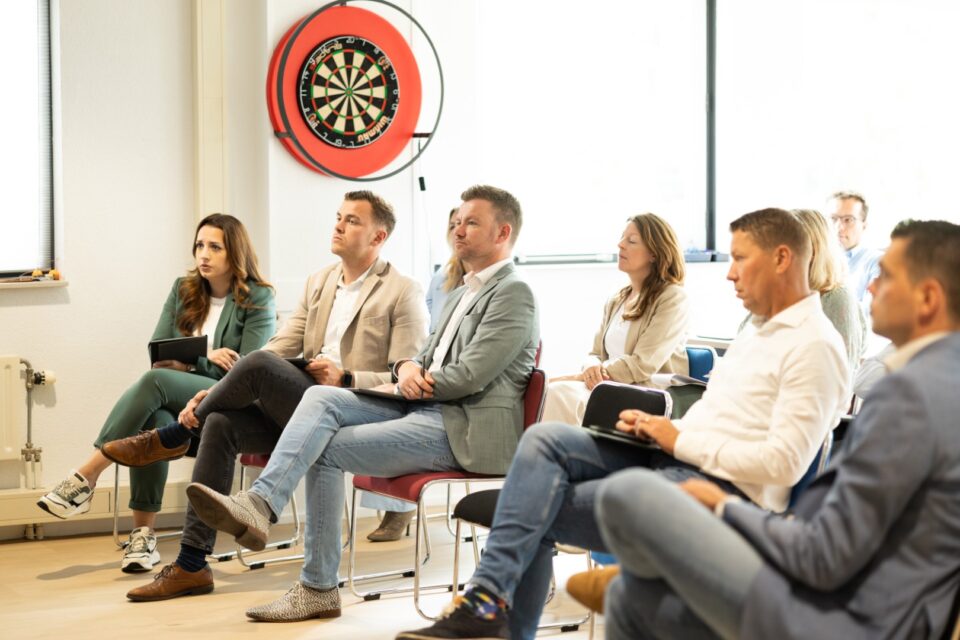 Team van de Onderwijs inkoop groep in een presentatie